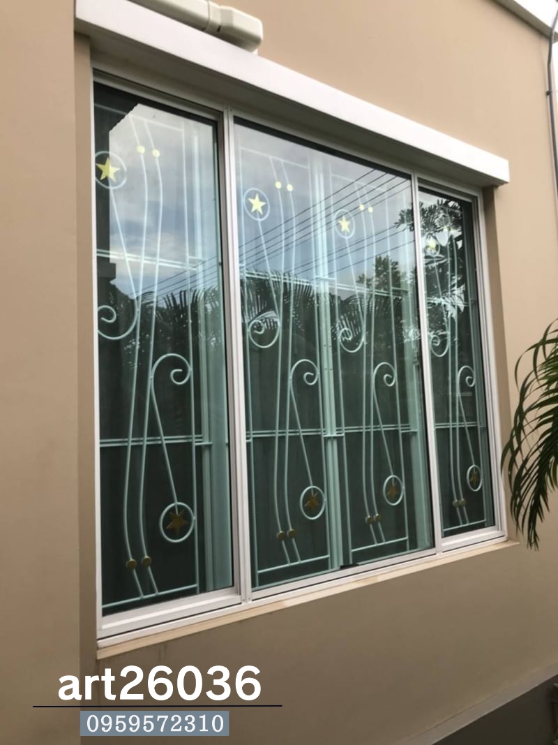 เหล็กดัดพร้อมมุ้งลวด ลายดาว กระจกบานเลื่อน