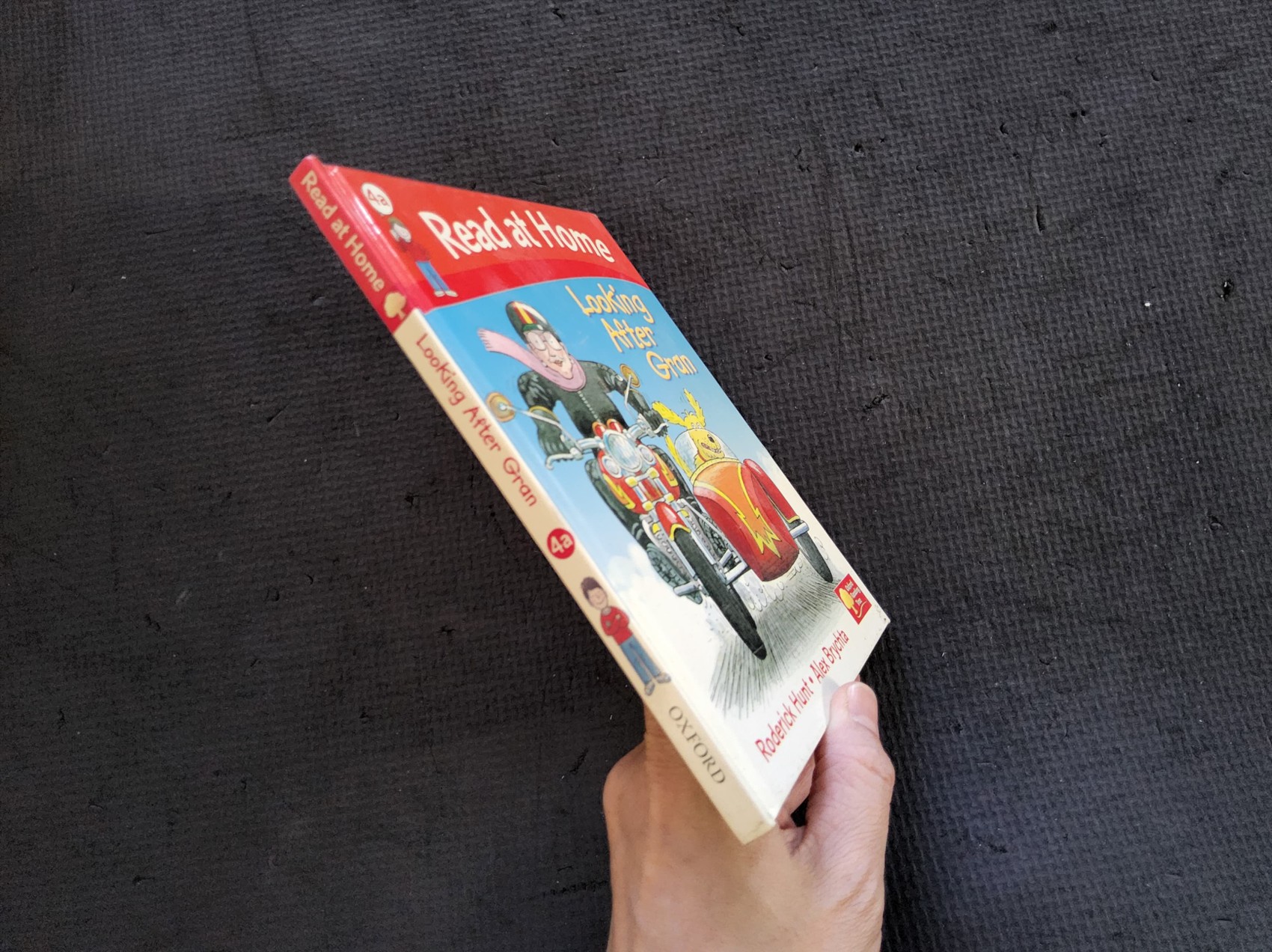 หนังสือนิทานปกแข็ง** 🍅READ AT HOME 4A:LOOKING AFTER GRAN