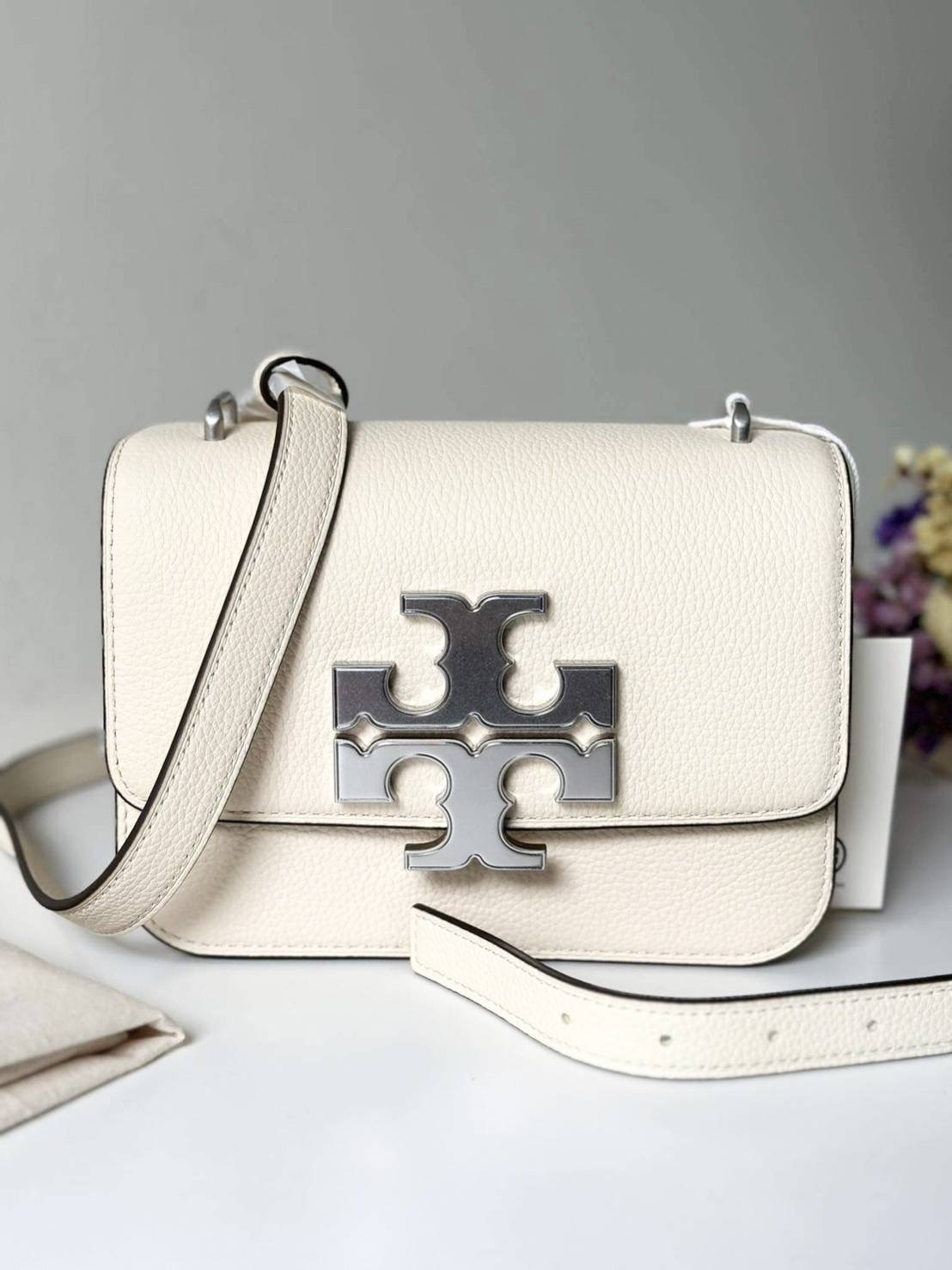 New Tory burch Eleanor Pebbled Small Convertible Shoulder Bag Sz. Height: 5.4" (13.5 cm); length: 7.8" (19 cm); depth: 2.6" (6.5 cm)