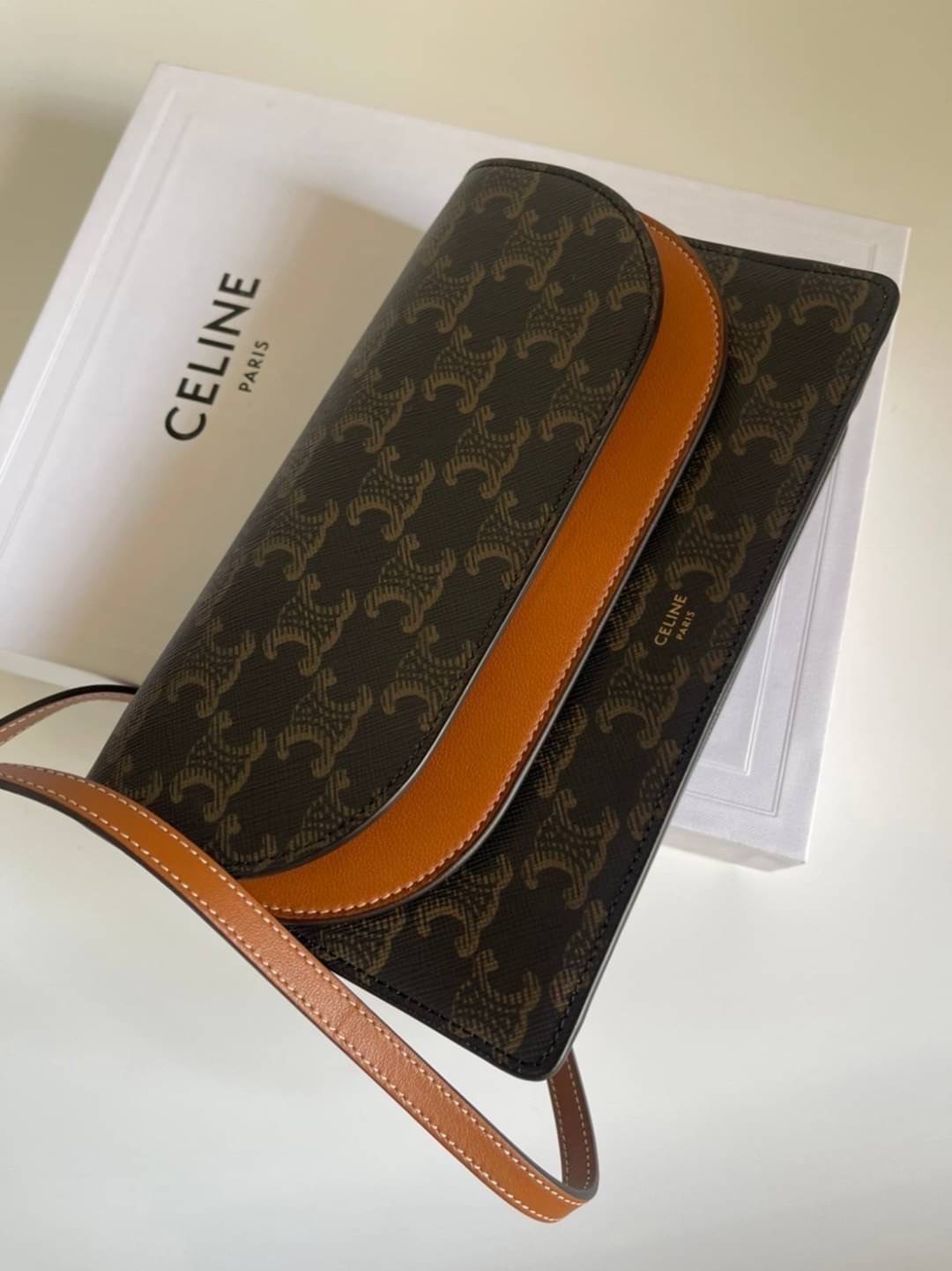 New Celine wallet on strap สายถอดได้ มีช่องใส่บัตร มีช่องซิป ใส่มือถือได้ค่ะ ขนาด 8 x 5 x 2 นิ้ว