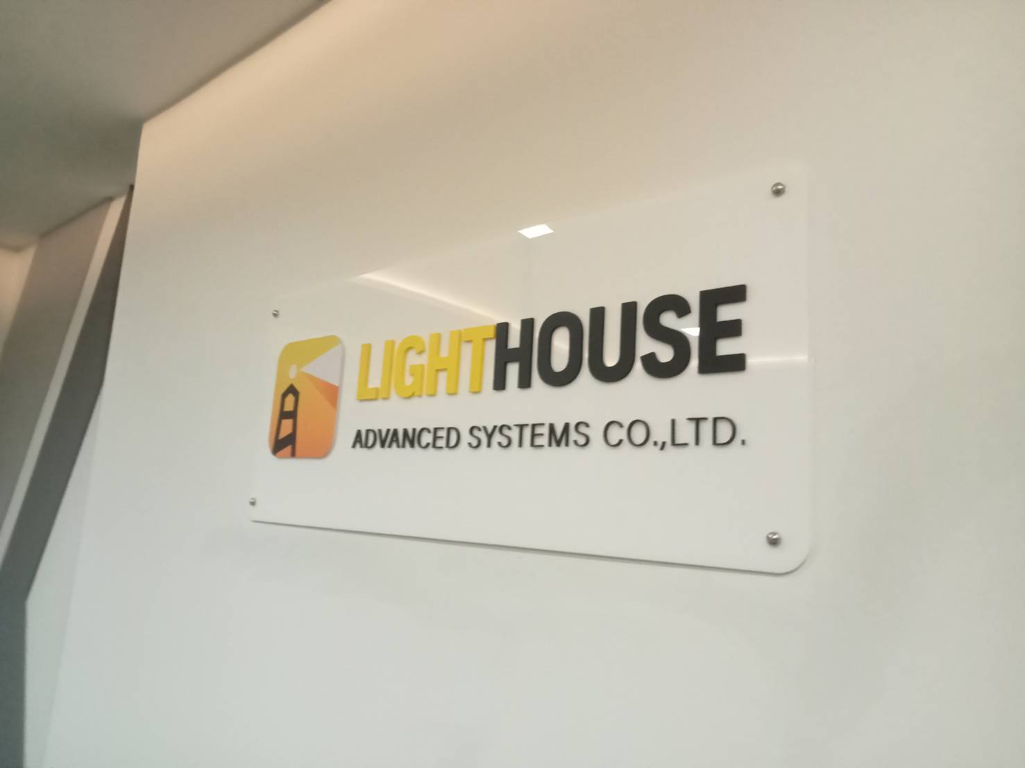 #ป้ายอะคริลิคขาวติดอักษรอะคริลิคไดคัท