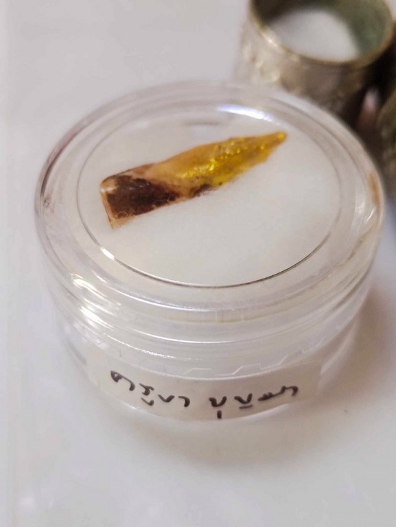 พระทันตธาตุ ครูบาบุญมา วัดดอนชัย จ.เชียงใหม่ พ.ท.ปรีชาฯ ได้มาจากคุณอาคม มีอาชีพเป็นครู เคยสอนที่โรงเรียนสันป่าตอง ปัจจุบันอายุ 66 ปี (บันทึก พ.ศ.2567) ยังมีชีวิตอยู่ คุณอาคมเคยเป็นลูกศิษย์ครูบาบุญมา พ.ท.ปรีชา ได้รับพระทันตธาตุเมื่อมี 2545