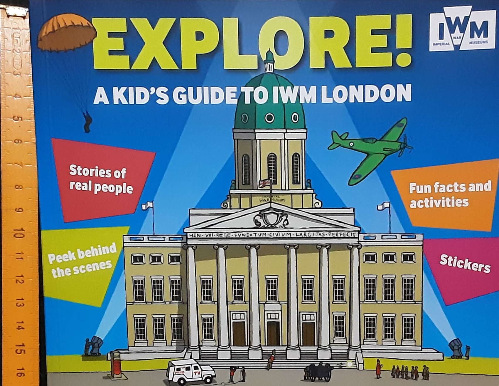 หนังสือนิทาน ความรู้ ปกอ่อน 🍅🍓EXPLORE A KID'S GUIDE IWM LONDON