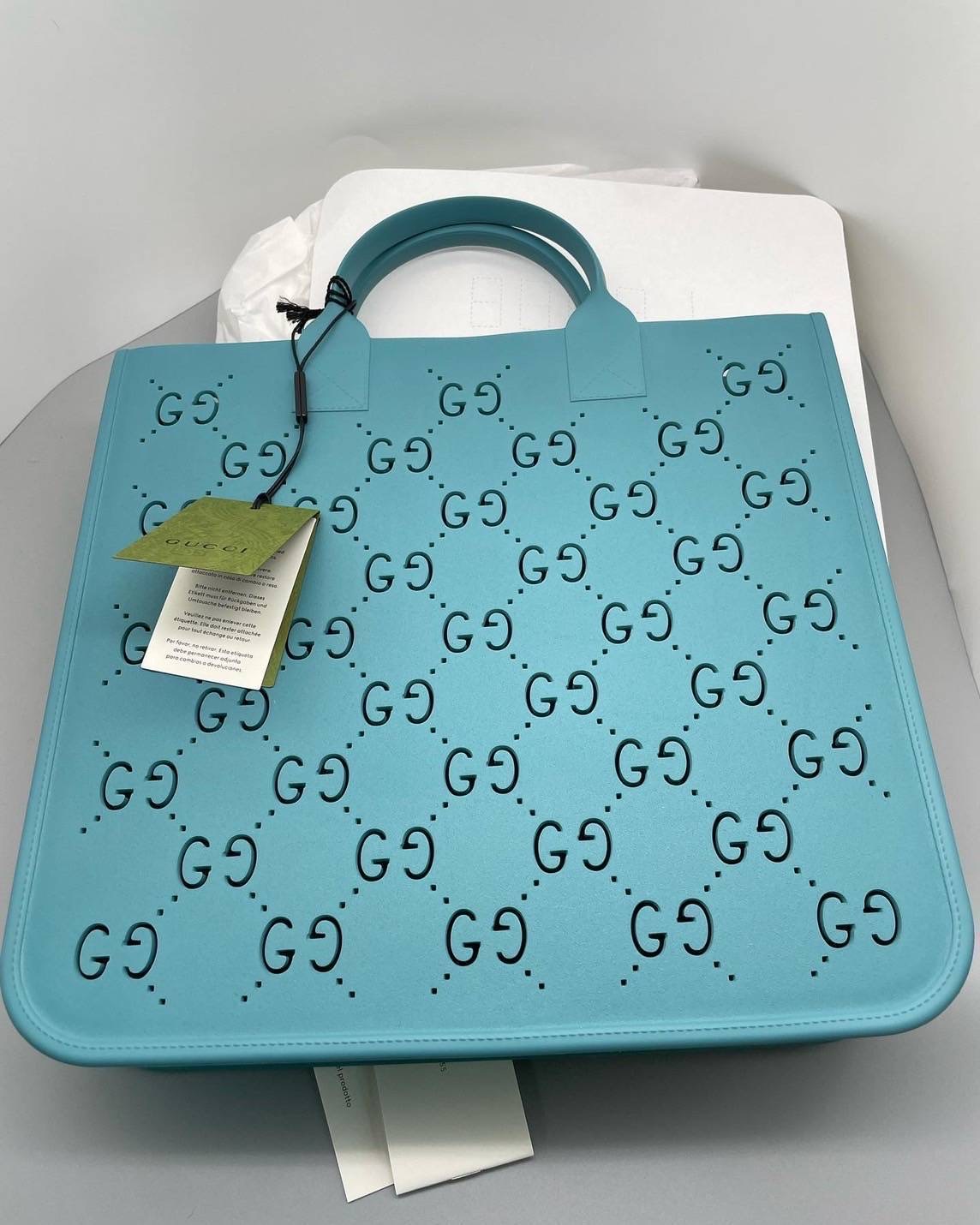 New Gucci GG Rubber Tote ตัวกระเป๋าวัสดุเป็น Rubber ใส่ notebook / ipad / เอกสาร ได้ทุกสิ่ง น่ารักมากค่ะ