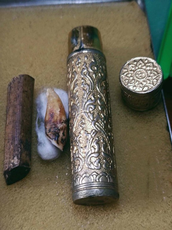 พระทันตธาตุ หวายเสก ครูบาบุุญญาภินันท์ วัดกำแพงงาม อ.หางดง จ.เชียงใหม่ เจ้าของเดิมคือหนานบุญ เสียชีวิตแล้วเมื่อปี 2548 พระทันตธาตุและหวายเสกนี้ ได้มาจากหลานหนานบุญ ชื่อปลั๊ก อายุ 33 ปี ปัจจุบันมีอาชีพ ขายผลไม้ในตลาดแม่วาง จ.เชียงใหม่