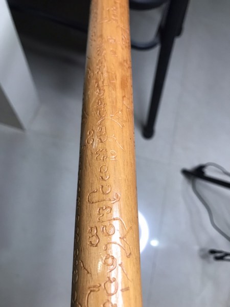 ไม้เท้าหลวงปู่ครูบาชัยยะวงศา วัดพระพุทธบาทห้วยต้ม จารตลอดด้าม ด้ามนี้ได้มาจากคุณลุงพิษณุฯ ชาวกะเหรี่ยงชาวห้วยต้ม คุณลุงได้มาเมื่อตอนอยู่ที่กุฏิกับหลวงปู่ จำปีไม่ได้ ผมได้เช่าวัตถุมงคลหลายอย่างมาจากคุณลุง