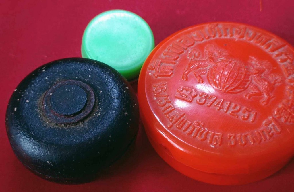 พระทันตธาตุ ครูบาดวงทิพย์์ วัดป่าแงะ อ.ป่าแดด จ.เชียงราย ได้มาจากคุณลุงสมหมาย อดีตตำรวจ อ.แม่สรวย จ.เชียงราย โดยได้มาจาก คุณลุงเจริญ อายุ 78 ปี เป็นลูกศิษย์ครูบาดวงทิพย์ และได้รับ พระทันตธาตุนี้มาเมื่อปี 2555 และได้ส่งมอบให้คุณลุงสมหมายเมื่อปี 2558