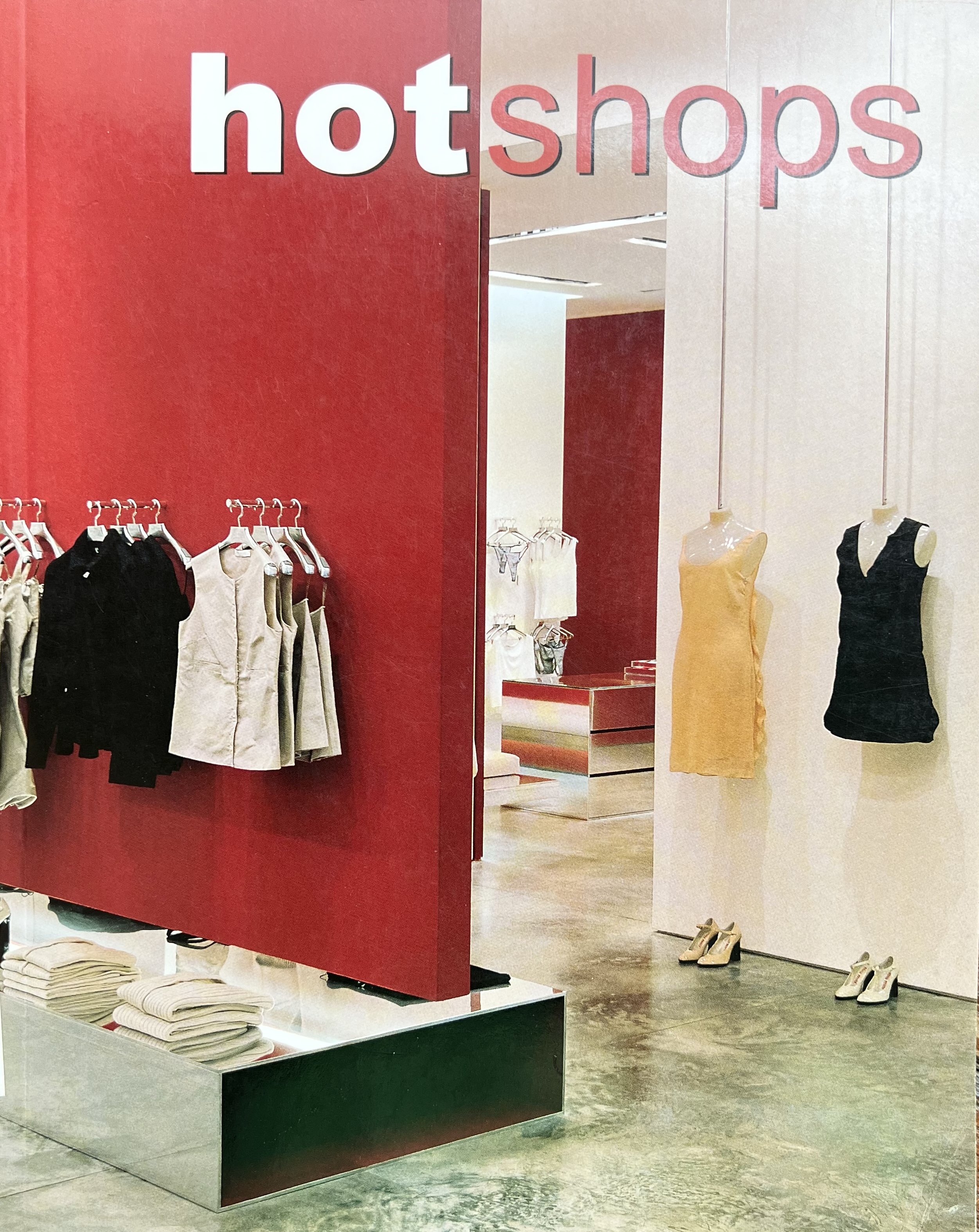 hot shops หนังสือการตกแต่งหน้าร้านเสื้อผ้าแบรนด์เนมดังทั่วโลก โดย : Arian Mostaedi (ภาษาอังกฤษ).