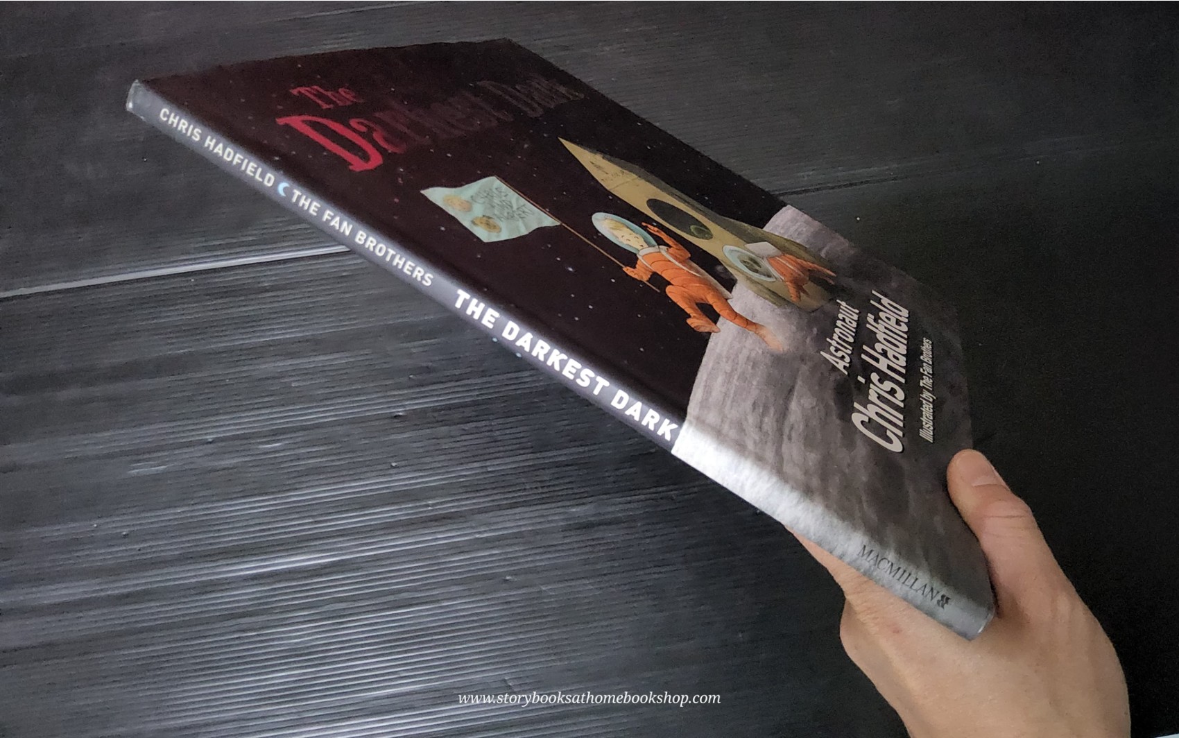 หนังสือนิทานปกแข็ง** 🍅🍅THE DARKEST DARK ASTRONAUT BY CHRIS HADFIELD