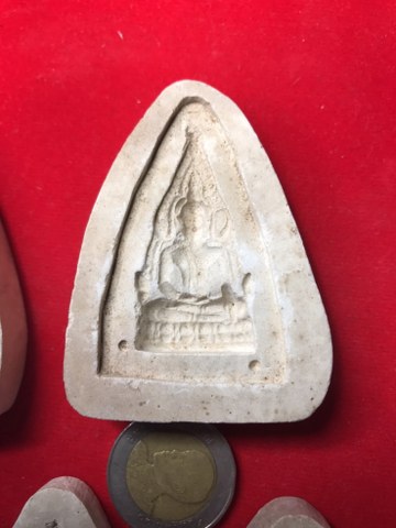 แม่พิพม์พระพุทธชินราช ได้มาจากคุณครูท่านหนึ่ง บอกว่าคุณพ่อได้มาจาก ท่่านที่เป็นคณะกรรมการวัด วัดป่าดอนมูล ใช้สำหรับปั๊มมวลสารชานหมากเกศา หลวงปู่คำแสน คุณาลังกาโร เพื่อแจกศรัทธา