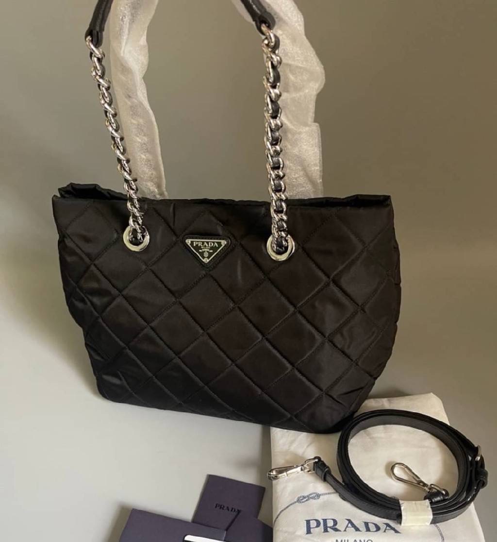 New Prada Nylon Shoulder Bag สะพายไหล่ได้ มีสายยาว ครอสบอดี้ได้ ถอดออกได้ ขนาด 12 x 8 x 6 นิ้ว