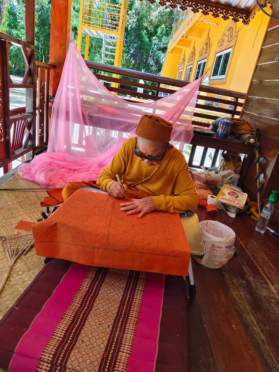 ผ้ายันต์เพชรหลีก ผ้ายันต์สารพัดนึก (จารมือ) หลวงปู่สิงห์โต จิตตธัมโม สำนักสงฆ์ป่าทรงธรรม จ.อุบลราชธานี