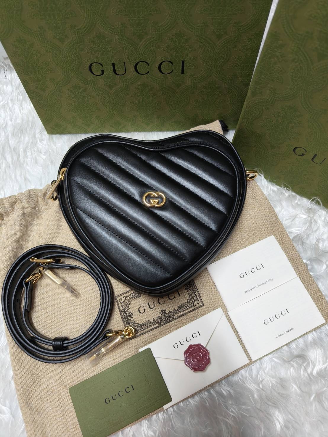 รุ่นใหม่น่ารักมาก New Gucci Interlocking G Heart Shoulder Bag ทรงหัวใจ น่ารัก ด้านหลังเป็นปรกติจาก shop นะคะ sz.18.5cm x 20cm x 4.5cm
