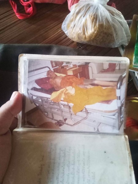 ไม้เท้าหลวงปู่ครูบาชัยยะวงศา วัดพระพุทธบาทห้วยต้ม จารตลอดด้าม ด้ามนี้ได้มาจากคุณลุงพิษณุฯ ชาวกะเหรี่ยงชาวห้วยต้ม คุณลุงได้มาเมื่อตอนอยู่ที่กุฏิกับหลวงปู่ จำปีไม่ได้ ผมได้เช่าวัตถุมงคลหลายอย่างมาจากคุณลุง