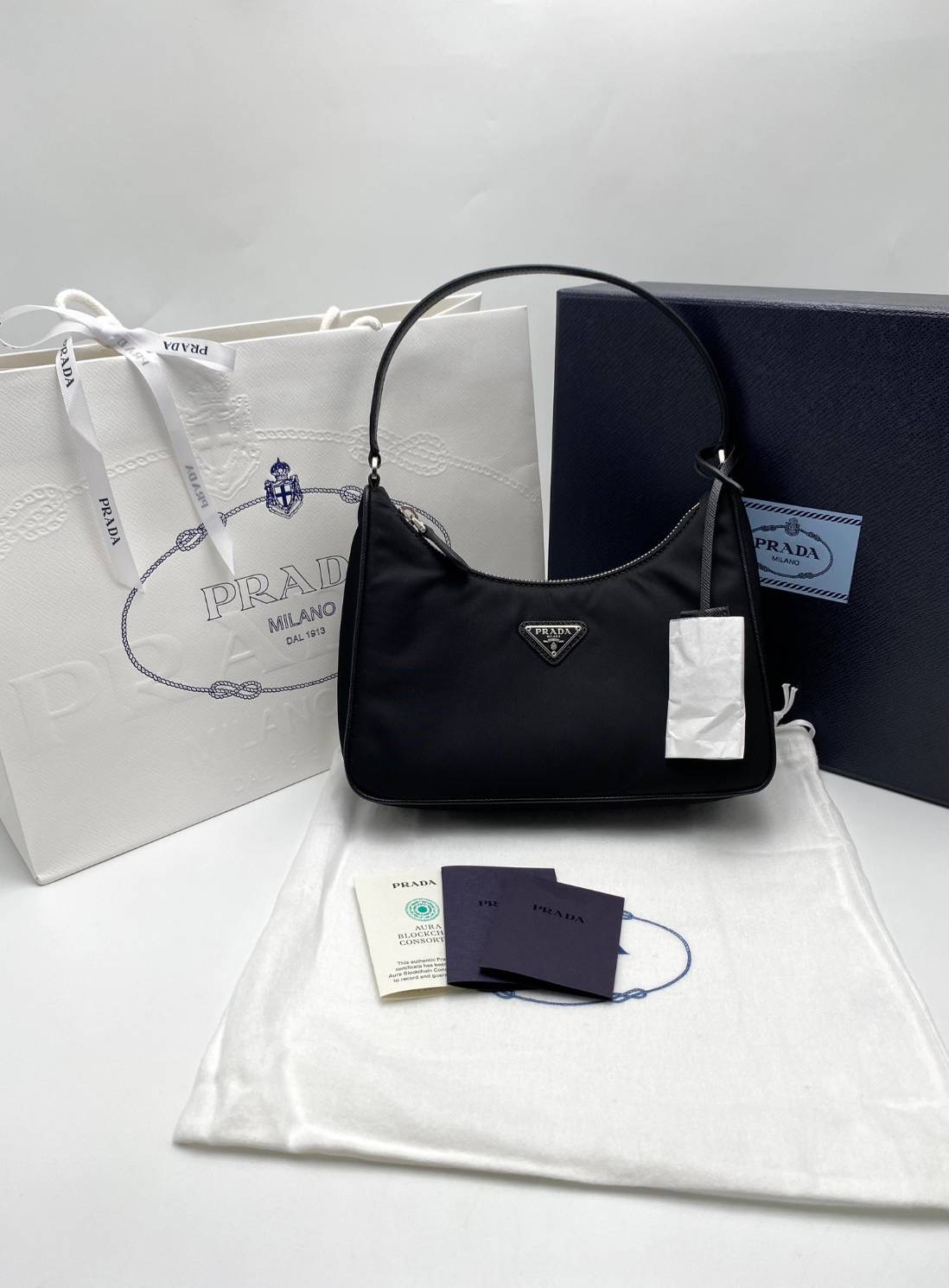 New Prada nylon หูหนัง (ช้อปคิงพาวเวอร์) *ล็อตใหม่ไม่มีการ์ดแข็ง ขนาด : 22.5 x 17 x 6.5 cm อุปกรณ์ : กล่อง การ์ด ถุงผ้า ถุงกระดาษ โบว์