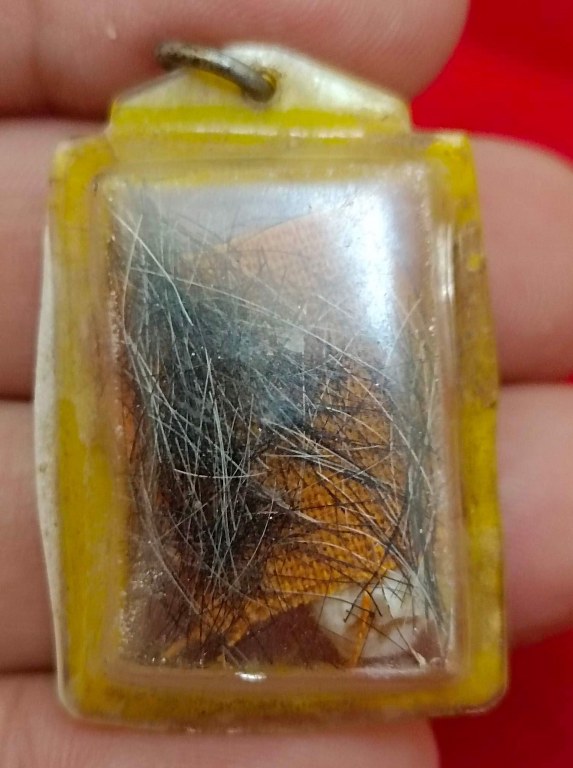 พระทันตธาตุ จีวร เกศา รูปถ่าย หลวงปู่แหวน วัดดอยแม่ปั๋ง เลี่ยมโบราณ ไม่น้อยกว่า 40 ปี เจ้าของเดิมเป็นศิษย์รับใช้หลวงปู่แหวน เป็นครูที่ อ.พร้าว ชื่อคุณพ่อประจักษ์ อายุ 95 ปี ปัจจุบัน (พ.ศ.2566) ยังมีชีวิตอยู่ ท่านเคยรับใช้หลวงปู่แหวน ช่วงปี 2524-2528