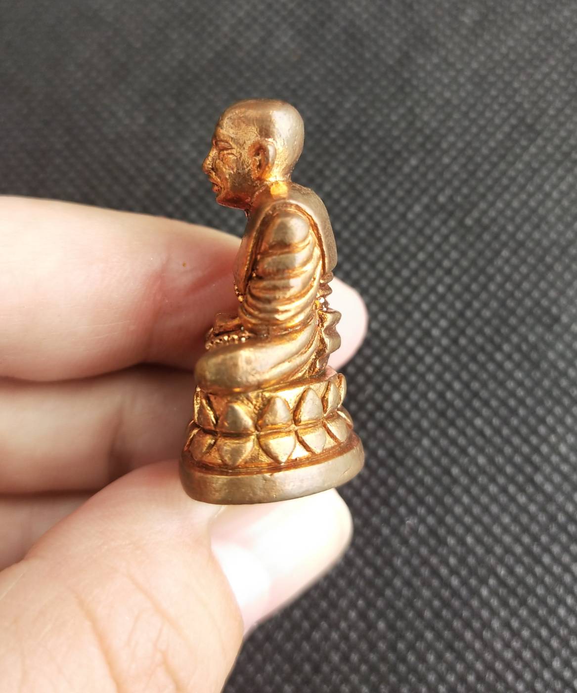 หลวงปู่ทวดลอยองค์ พิมพ์บัวรอบ รุ่นนารายณ์แปลงรูป เนื้อสัมฤทธิ์แดง ปี 2552