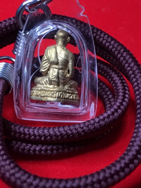 รูปหล่อหลวงปู่ครูบาชัยยะวงศา วัดพระะพุทธบาทห้วยต้ม พร้อมเลี่ยมและเชือกจากวัด เมื่อตอนเช่ามา ทางวัดติดป้ายไว้ว่า ปี ๒๕๒๕ แต่ผมว่าน่าจะเป็นปี ๒๕๓๕ มากกว่าครับ