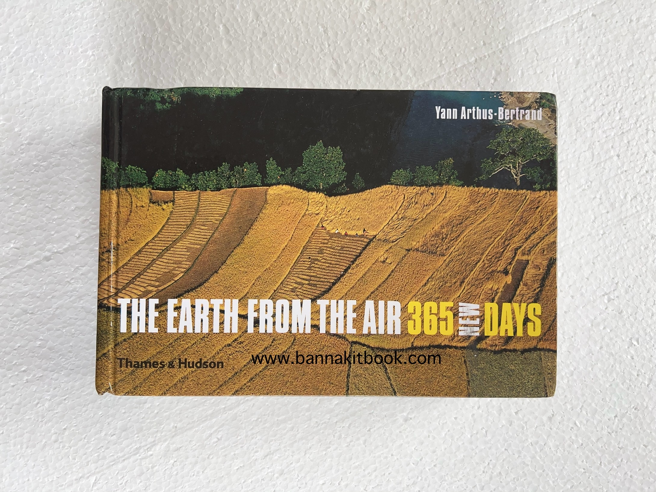 The Earth from the Air 365 new days (ภาพโลกสวยงามแพรวพราวจากฟากฟ้าอย่างที่ไม่เคยเห็นมาก่อน) โดย : Yann Arthus-Bertrand.