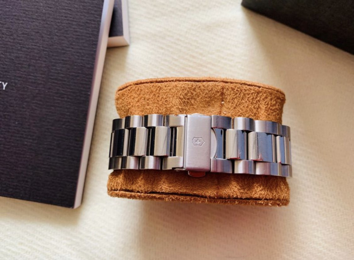 นาฬิกา Victorinox Swiss Army 241148 หน้าปัดแดง สภาพเยี่ยม