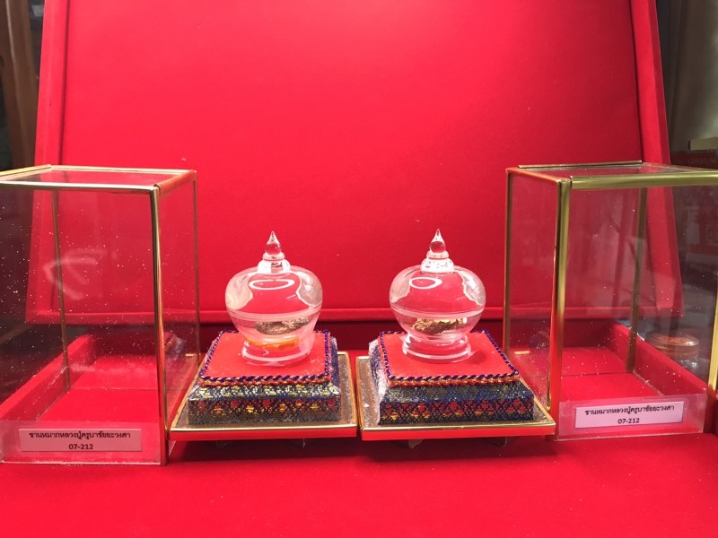 พระชานหมากหลวงปู่ครูบาชัยยะวงศา วัดพระพุทธบาทห้วยต้ม ทั้ง ๒ องค์นี้รับมากับมือหลวงปู่ เมื่อประมาณปี ๒๕๔๑-๒๕๔๓