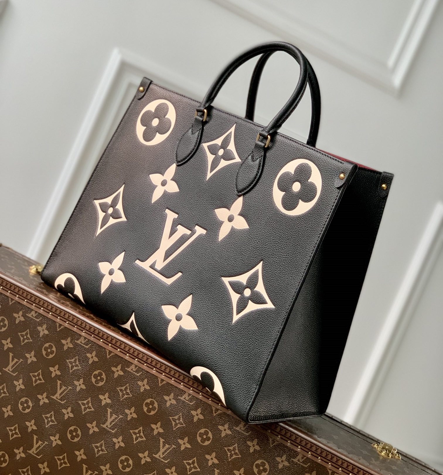 [Pre-order]กระเป๋า Tote bag Louis Vuitton Black Beige OnTheGo Embossed-M45945 งานคุณภาพที่ดีที่สุด