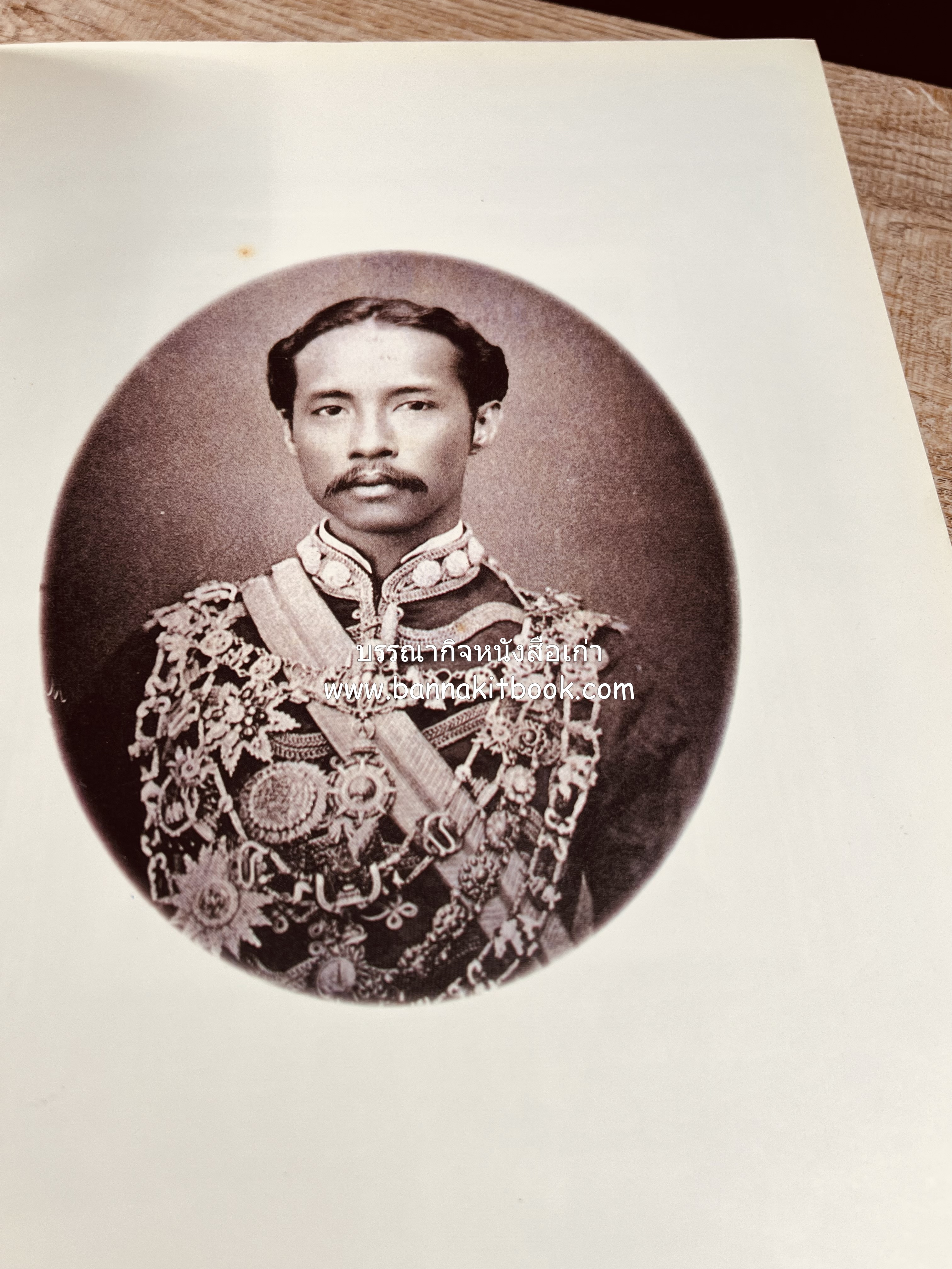 หนังสือที่ระลึกครบรอบ ๑๐๘ ปีโรงเรียนเทพศิรินทร์ โดยสมาคมนักเรียนเก่าเทพศิรินทร์ ในพระบรมราชูปถัมภ์.