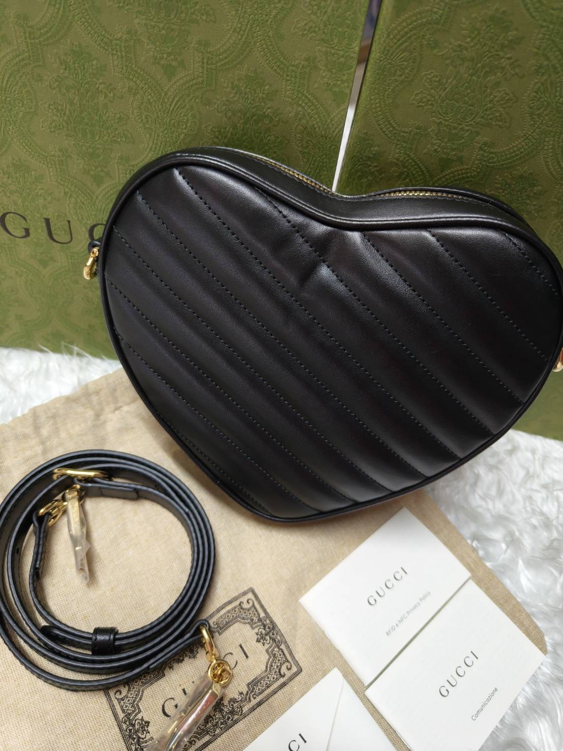 รุ่นใหม่น่ารักมาก New Gucci Interlocking G Heart Shoulder Bag ทรงหัวใจ น่ารัก ด้านหลังเป็นปรกติจาก shop นะคะ sz.18.5cm x 20cm x 4.5cm