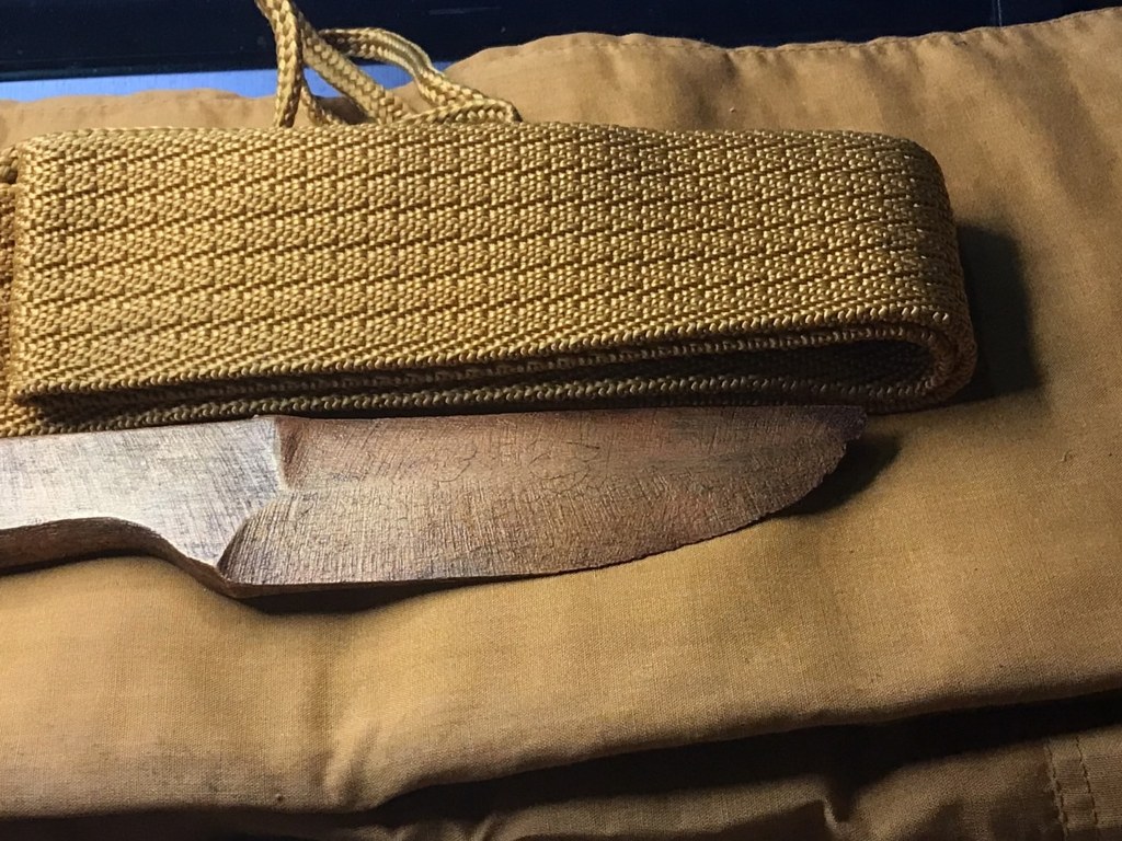 ผ้าจีวร รัดประคต และมีดไม้ (มีดแหก) ครูบาวงศ์ ได้มาจากอดีตพระวัดพระพุทธบาทห้วยต้ม ชื่อพระจอดี้ ปัจจุบัน (บันทึก เดือน พ.ค.2566) พระจอดี้ท่านสึกมาได้ 5-6 เดือนแล้ว ท่านเล่าว่าผ้าจีวรชุดนี้ ท่านได้มาประมาณปี 2537 บวก/ลบ 2-3 ปี เพราะท่านจำไม่ค่อยได้แล้ว