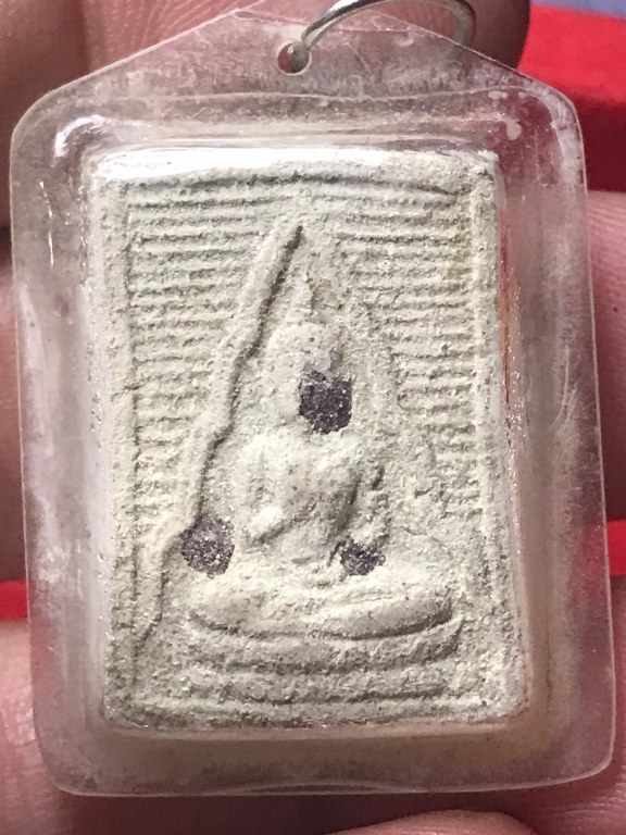 พระผงของขวัญรุ่นแรก.หลวงปู่สิม พุทธาจาโร พ.ศ.๒๕๑๗ วัดถ้ำผาปล่อง จ.เชียงใหม่ ฝังพลอยพระธาตุ(พิมพ์พระผงปากน้ำ)