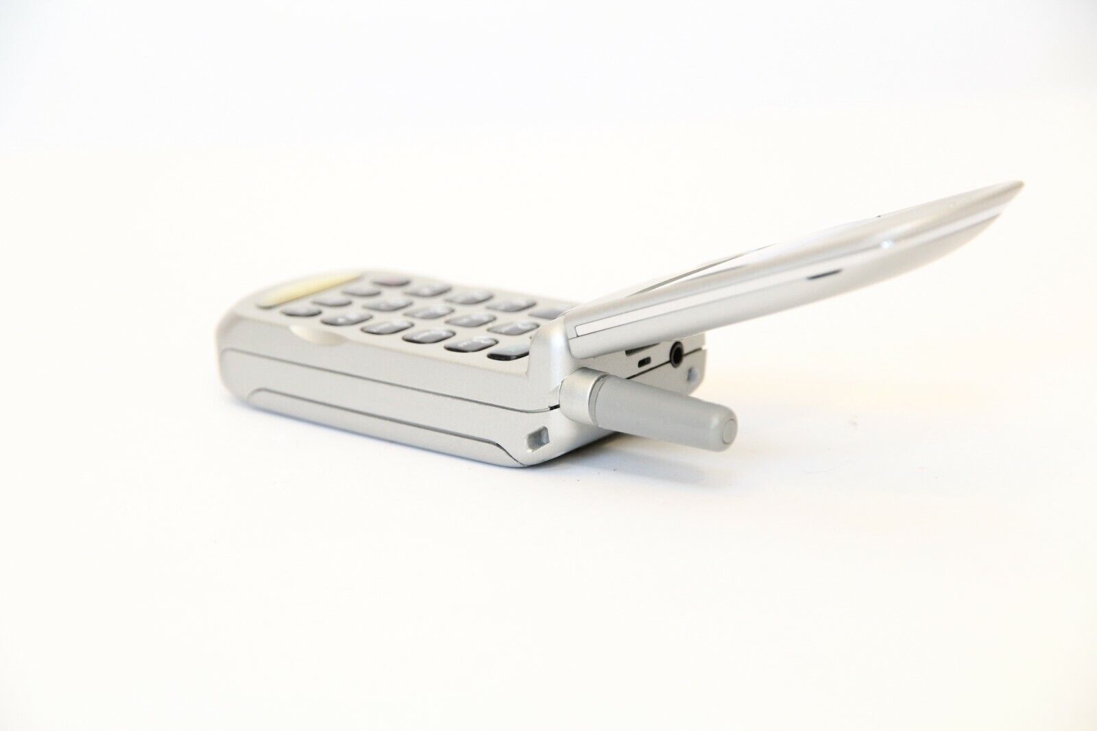 Motorola V50 BMW (ใหม่)ระบบ GSM 900/1800 Dual band หายากมาก (Rare Item)