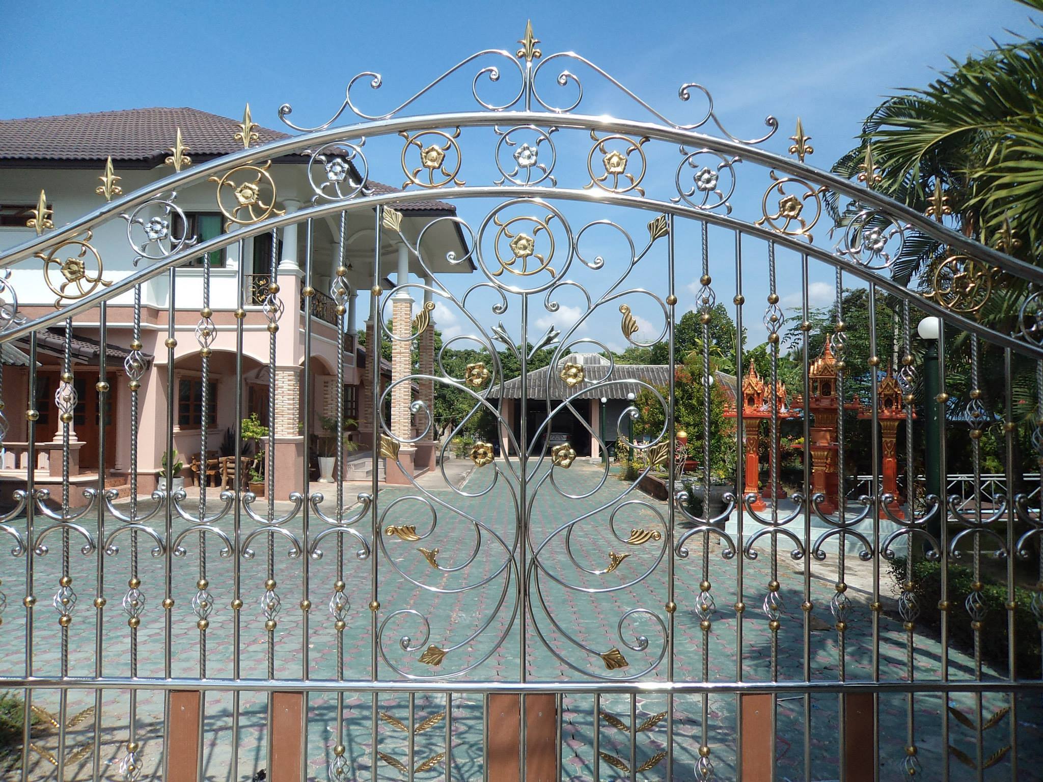 รั้วหน้าบ้าน