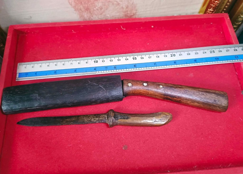 มีดหมอ มีรอยจาร และมีดทำน้ำมนต์ ครูบาชัยยะวงศา ได้มาจากลูกศิษย์ครูบาวงศ์ ปัจจุบัน อายุ 58 ปี ท่านเป็นหมอยารักษาชาวบ้านแถวนั้น ชื่อหนานวิระชัย หรือชาวบ้านเรียกว่าหมอวิระชัย เคยบวชเรียนที่วัดห้วยต้ม ตั้งแต่เป็นเณร เมื่อปี 2525 ถึงปี 2545