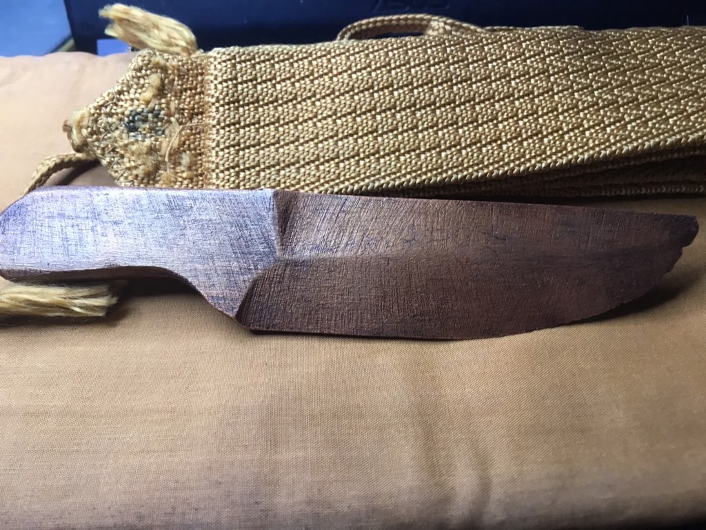 ผ้าจีวร รัดประคต และมีดไม้ (มีดแหก) ครูบาวงศ์ ได้มาจากอดีตพระวัดพระพุทธบาทห้วยต้ม ชื่อพระจอดี้ ปัจจุบัน (บันทึก เดือน พ.ค.2566) พระจอดี้ท่านสึกมาได้ 5-6 เดือนแล้ว ท่านเล่าว่าผ้าจีวรชุดนี้ ท่านได้มาประมาณปี 2537 บวก/ลบ 2-3 ปี เพราะท่านจำไม่ค่อยได้แล้ว