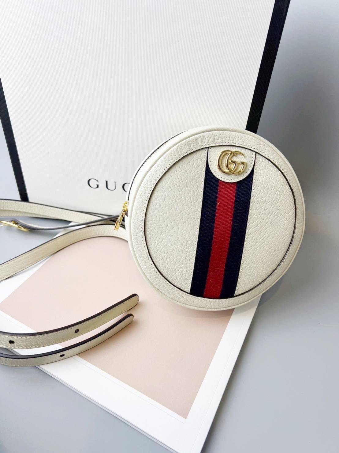 มาพร้อมกล่อง NEW GUCCI OPHIDIA MINI ROUND SHOULDER BAG คล้องไหล่ได้ & สะพายเป้ได้ Size 6.3 x 6.3 x 1.6 นิ้ว อุปกรณ์. กล่องสีขาวดำ ถุงผ้า การ์ด