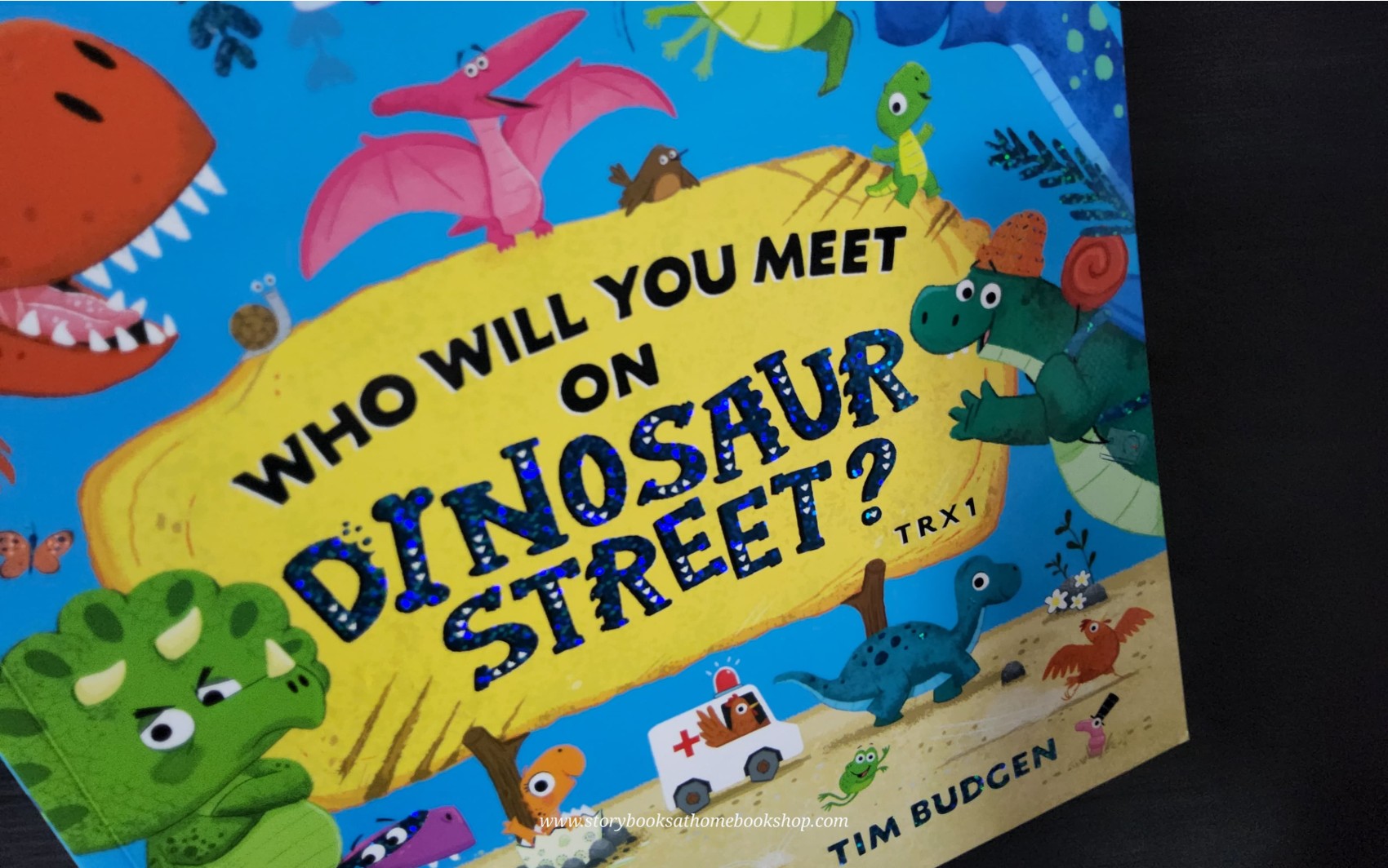 หนังสือนิทานปกอ่อน** ♥️WHO WILL YOU MEE ON DINOSAUR STREET?