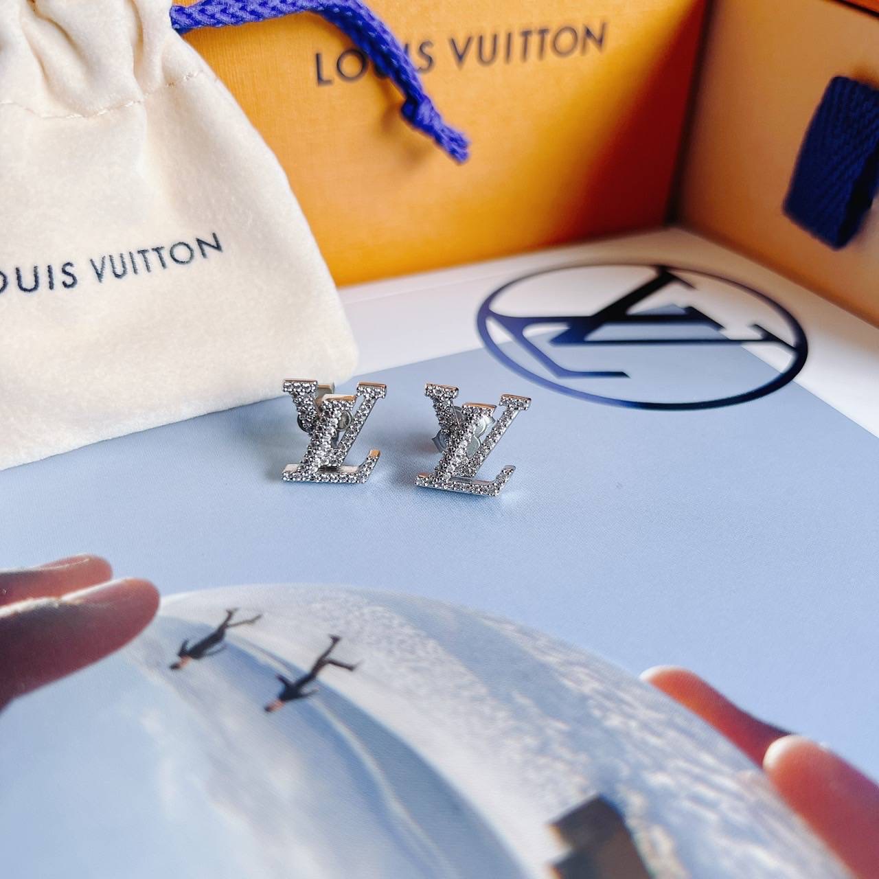 New LV Iconic Earrings ต่างหู LV คริสตัลอะไหล่เงิน สวยหรูมาก หายากค่ะ อุปกรณ์: กล่อง/ถุงผ้า/การ์ด/ถุงกระดาษ/ริบบิ้น