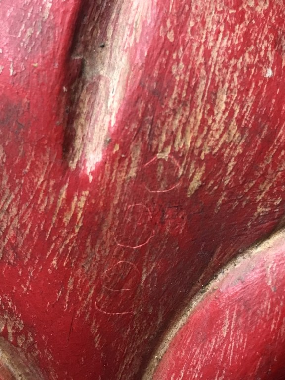 กบแดง ไม้แกะ มีรอยจาร ครูบาชัยยยะวงศา วัดพระพุทธบาทห้วยต้ม จ,ลำพูน ได้มาจากหนานป๋อง อายุ 64 ปี เคยบวชรับใช้ครูบาวงศ์ สึกเมื่อปี 2553 สึกออกมาเป็นฆาราวาส อาศัยอยู่ที่บ้านป่าไผ่ อ.ลี้ ได้รับของหลายชิ้นมาจากครูบาวงศ์ หลวงปู่เสกให้ในกุฏิ มอบให้หนานป๋อง