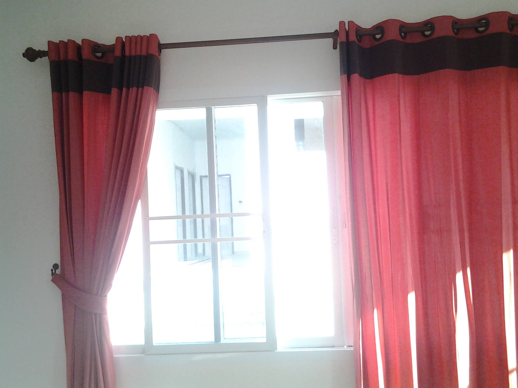 ผ้าม่านตาไก่ ผ้าม่านพับ สีแดงตัดสีดำ