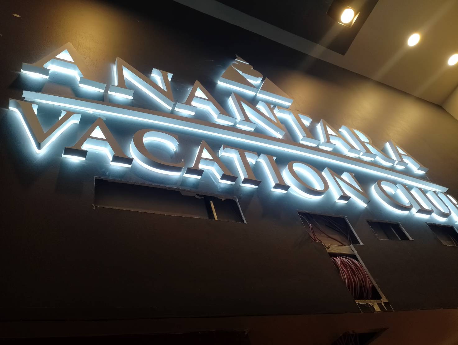 ป้ายอักษรเเสตนเลน ไฟออกหลัง '' ANANTARA ''