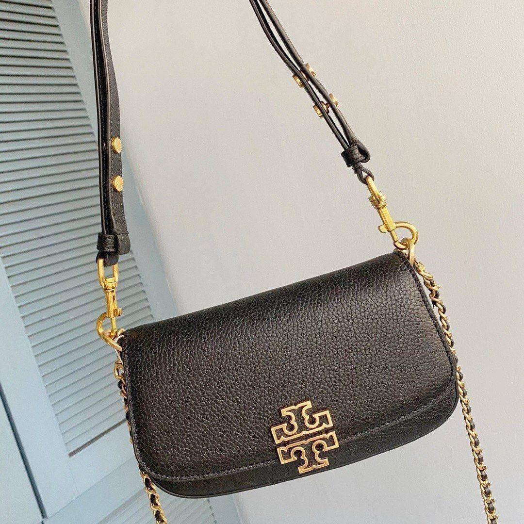 นานๆสีดำจะเข้าไทยค่ะ New Tory Burch Britten Convertible Crossbody ถือได้หลายแบบ มี 2 สาย สายโซ่และสายหนัง ถอดได้ ปรับได้ค่ะ