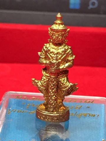 ท้าวเวสสุวัณ รุ่นเสริมบารมี เนื้อทองสวิส ตะบองทองตัน เจ้าคุณธงชัยฯ วัดไตรมิตร (ลูกศิษย์หลวงพ่อเกษมฯ ท่านนัับถือหลวงพ่อเกษมฯ มาก โดยหลวงพ่อเกษมฯ ได้เคยกล่าวกับคุณะศรัทธาว่า หากอยู่ลำปางให้มาหาเรา หากอยู่กรุงเทพ ให้ไปหาเจ้าคุณธงชัย