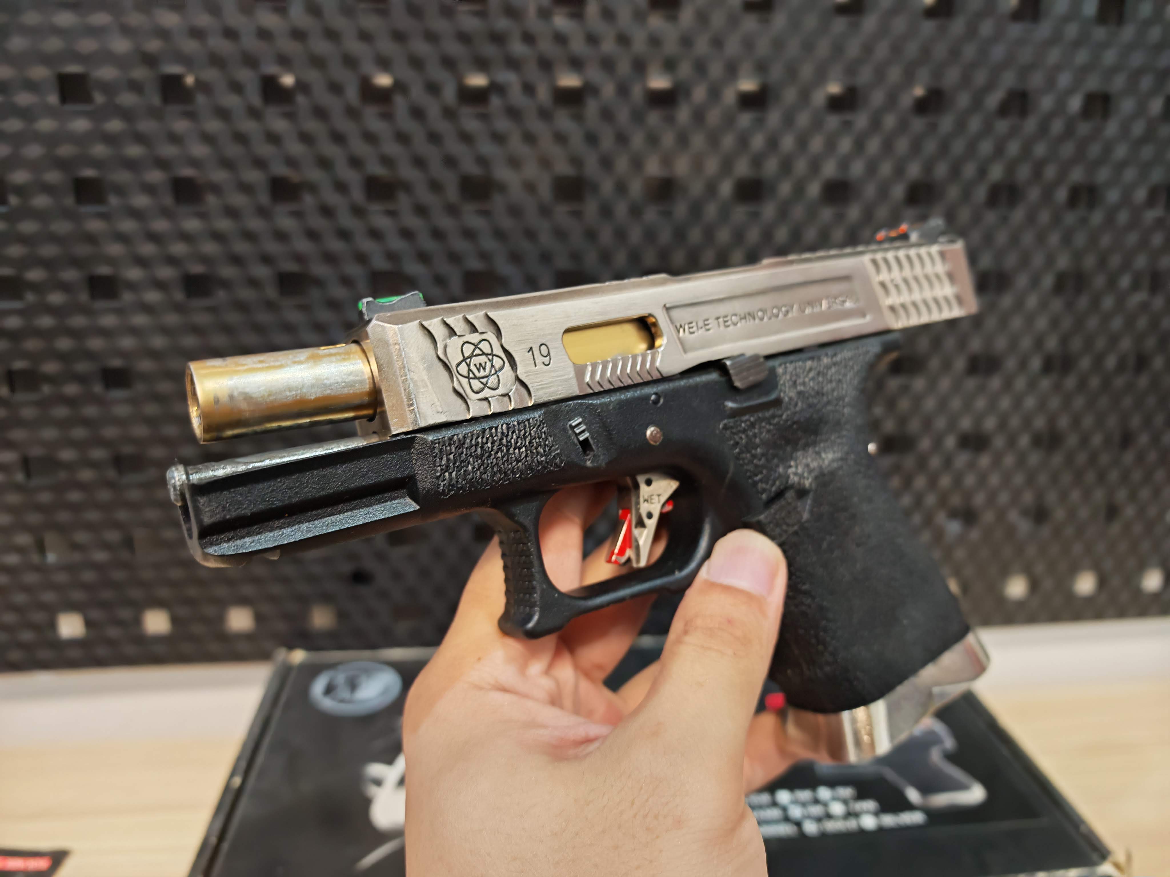 WE Glock19 G-Force Custom เฟรมดำ สไลด์เงิน ลำกล้องทอง GBB BB Gun บีบีกัน แบบแก๊ส ปืนอัดลม มือสอง Airsoft Gun