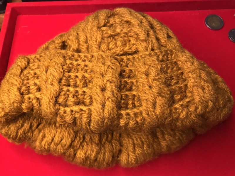 หมวกนี้ได้มาจากคุณลุงพิษณุ ฤทัยรัตน์เจริญ ปัจจุบัยอายุกว่า ๖๐ ปีแล้ว เป็นชาวกะเหรี่ยงชาวห้วยต้ม หลวงปู่ได้ให้หมวกนี้แก่คุณลุงเมื่อคราวเดินทางไปเชียงราย