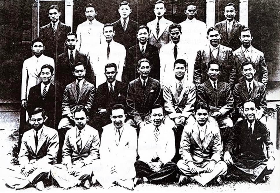 ราชสกุลมหิดล-ทูลกระหม่อมแดง / สงครามโลกครั้งที่ 2 ขบวนการเสรีไทยในสหรัฐอเมริกา. หนังสือที่ระลึก 72 ปีสมาคมนักเรียนเก่าสหรัฐอเมริกาฯ.