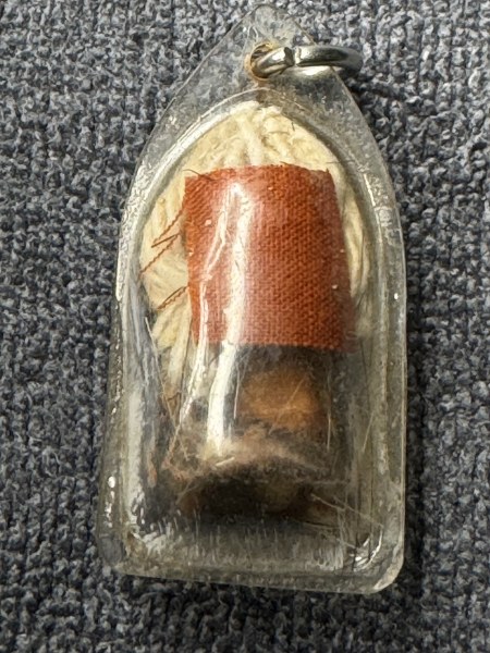 พระทันตธาตุครูบาอินทร์ วัดบ้านใหม่ จ.ลำปาง ร.ต.อ.พิทักษ์ได้มาจากอดีตผู้ใหญ่บ้านแม่สุข อ.วังเหนือ จ.ลำปาง ชื่อผู้ใหญ่เขียว อายุ 76 ปี เคยเป็นผู้ใหญ่บ้านราว ปี 2535-2542 ผู้ใหญ่เขียวเป็นศิษย์ครูบาอินทร์ ระหว่างปี 30-38 โดยได้รับพระทันตธาตุนี้ในปี 2536