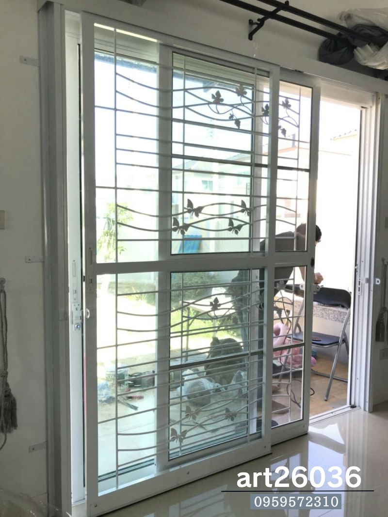 เหล็กดัดสีอบพร้อมมุ้งลวด สีขาว ผีเสื้อ