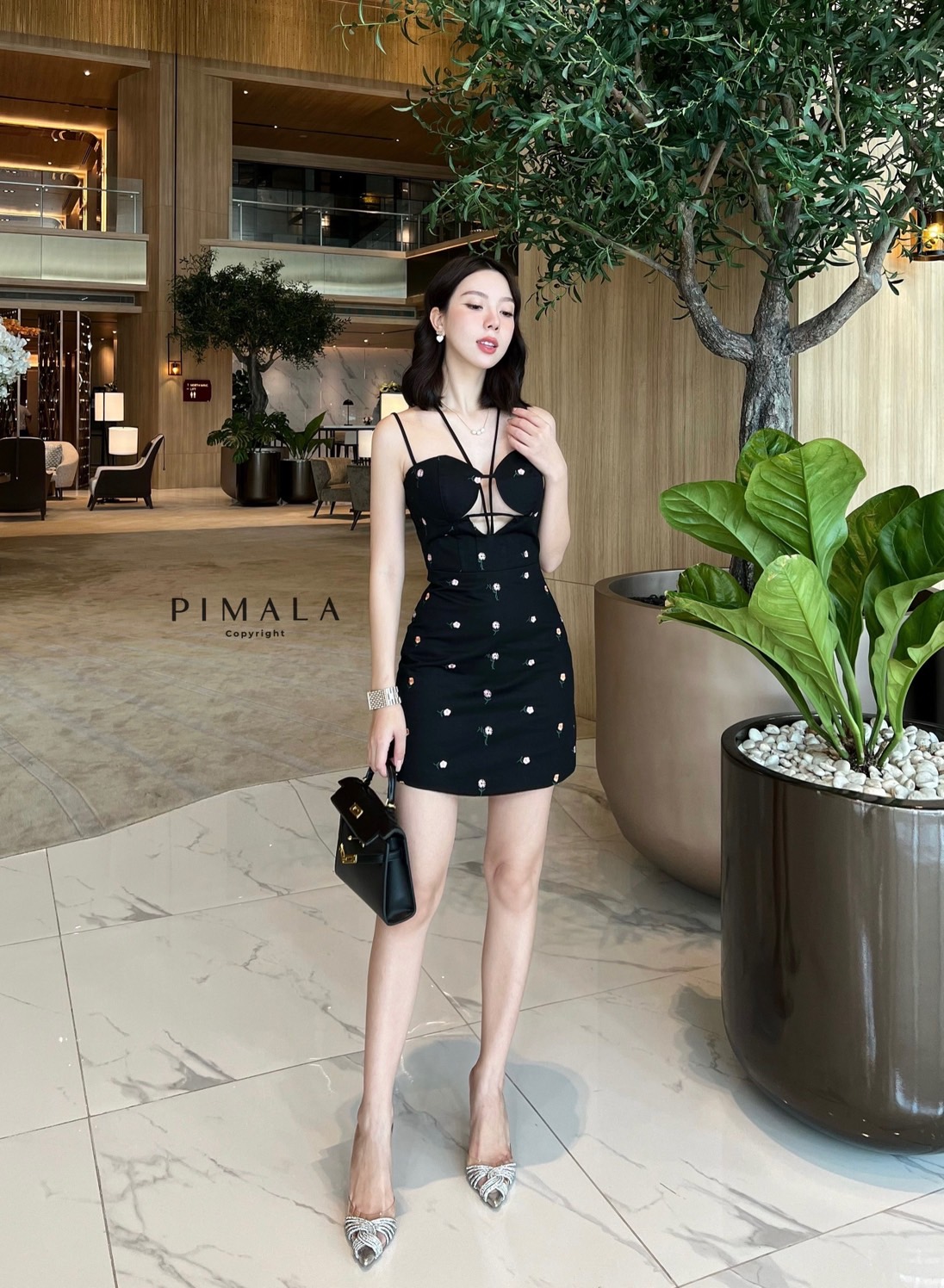 เดรสสายเดี่ยวสีดำทรงแซ่บเปิดอกมีสายคาดผูกคอ