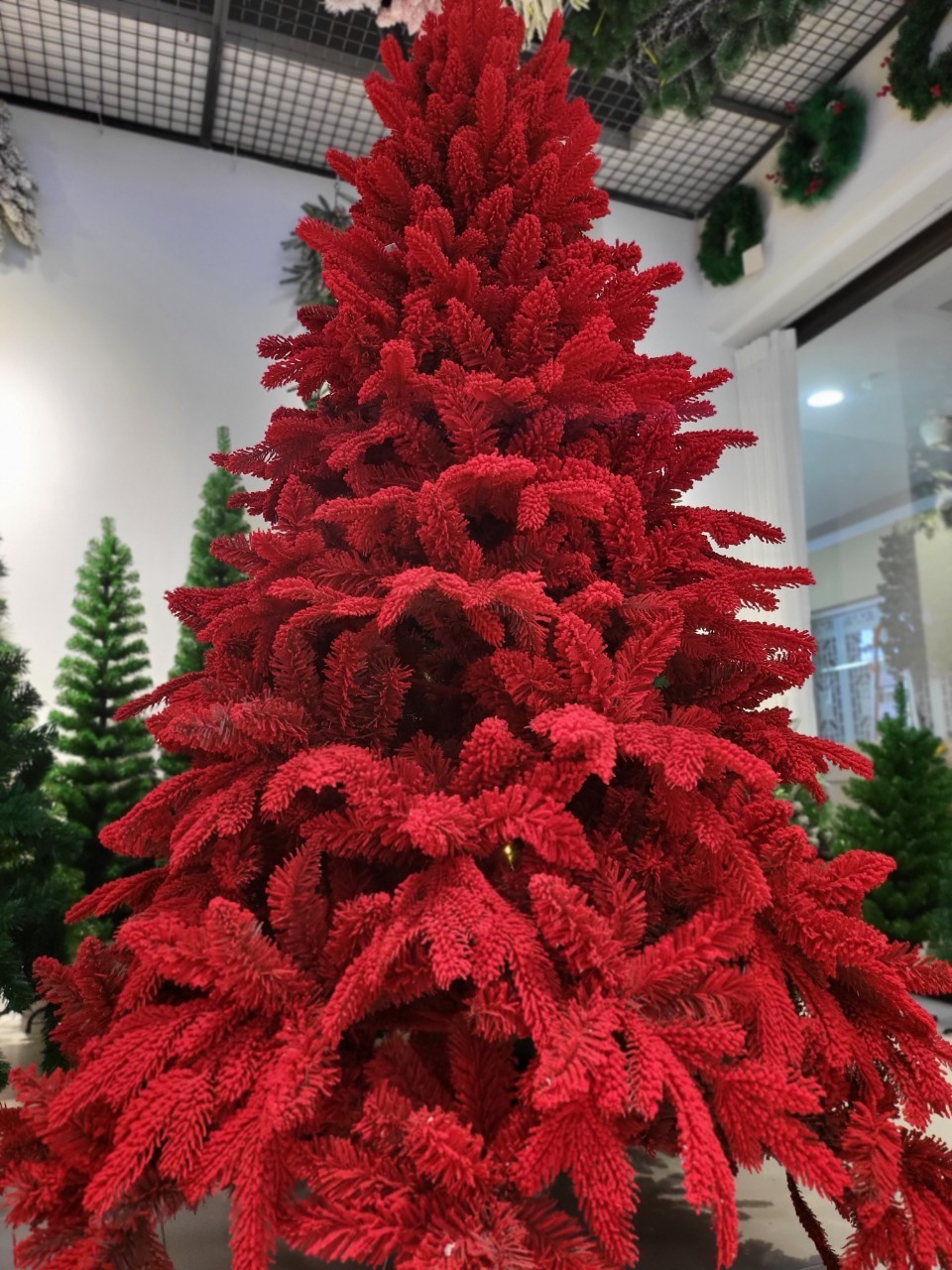 ต้นคริสต์มาสปลอม RED ต้นคริสต์มาสปลอมสีแดงสวยงามตกแต่งงานเลี้ยงวันคริสต์มาสปีนี้ที่คาเฟ่ หรือสถานประกอบการของคุณ