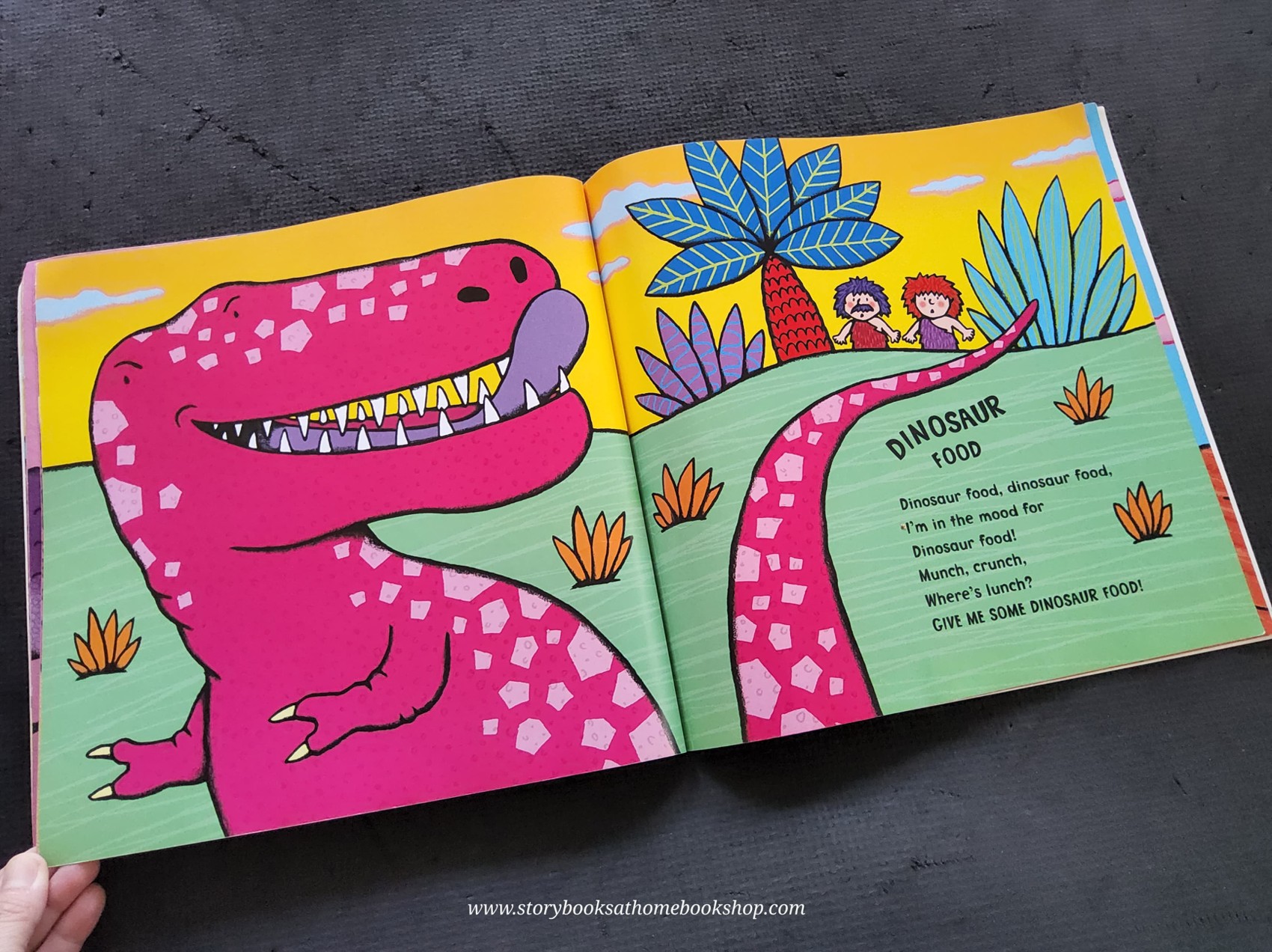 หนังสือนิทานปกอ่อน** 🍅🍅STOMP,CHOMP,BIG ROARS! HERE COME THE DINOSAURS!